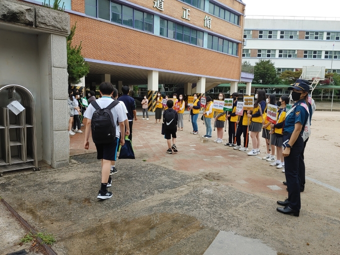 남양주북부경찰서가 관내 초등학교 23개교를 대상으로 등교지원 캠페인을 진행했다.(사진=남양주북부서 제공)