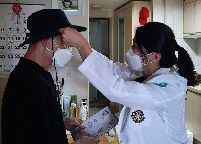 보건소 직원들이 어르신들과 취약계층의 여름철 폭염대응을 위해 가정을 방문해 몸상태를 체크하고 있다.(사진=하남시 제공)