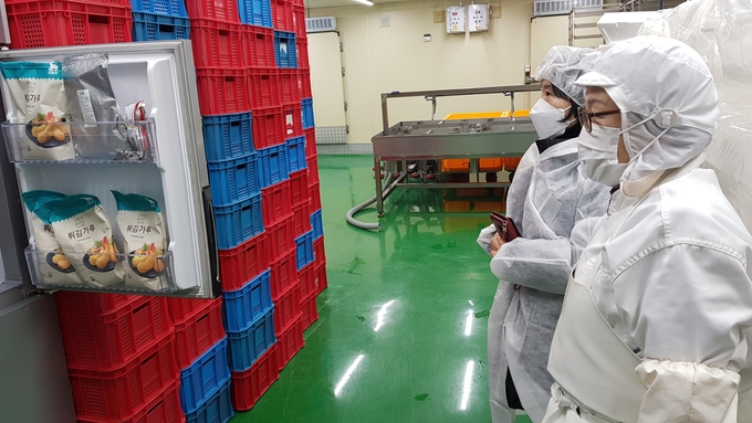 지난해 인천시에서 안심멘토링 사업에 참여한 식품제조업체를 방문해 위생상태를 점검하고 있다. ( 사진 = 인천시청 제공 )