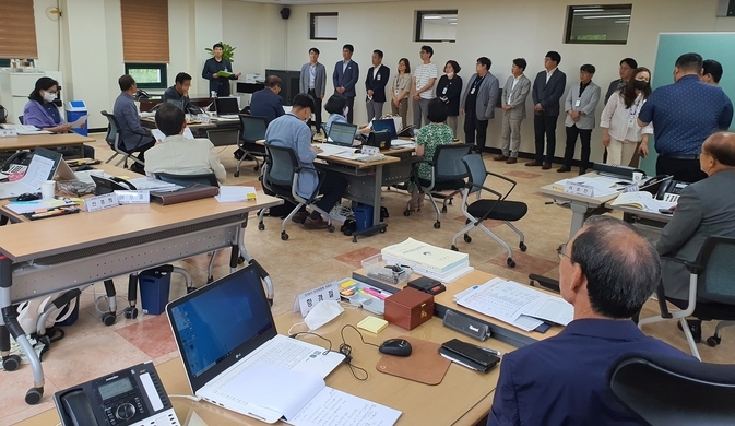 민선8기 양평군수직 인수위원회(위원장 황경철)는 지난 14일 양평군청에서 파견된 민선8기 공약인계 TF팀 직원들과의 상견례를 가졌다.(사진=양평군수직인수위원회 제공)<br>