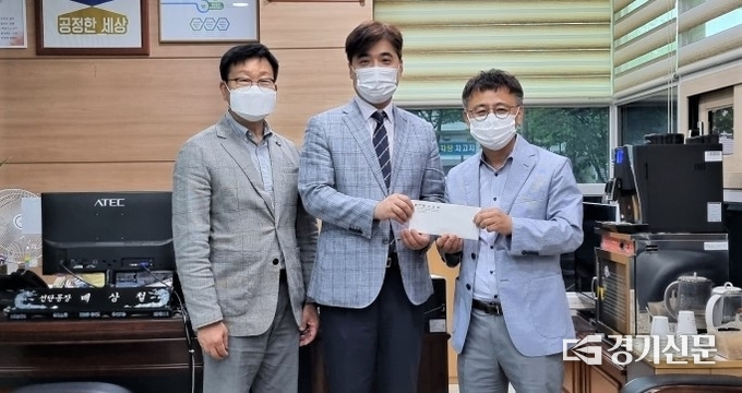 포천시 선단동 소재 동고교회(담임목사 오준환)는 선단동에 이웃돕기 성금을 전달했다. (사진=포천시 제공)
