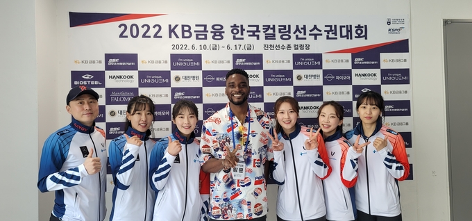 16일 충북 진천군 진천선수촌 컬링장에서 열린 2022 KB금융 한국컬링선수권대회 여자부 준결승전에서 전북도청을 꺾고 결승에 오른 경기도청 ‘팀 5G’가 가나 출신 방송인 샘 오취리와 기념사진을 찍고 있다. (사진=경기도컬링연맹)