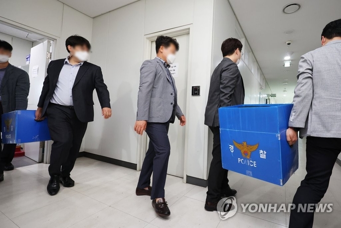 16일 경기남부경찰청 반부패·경제범죄수사대는 '성남 분당구 백현동 아파트 개발 사업 의혹' 수사를 위해 성남시청에 대한 압수수색에 돌입했다. (사진=연합뉴스 제공)