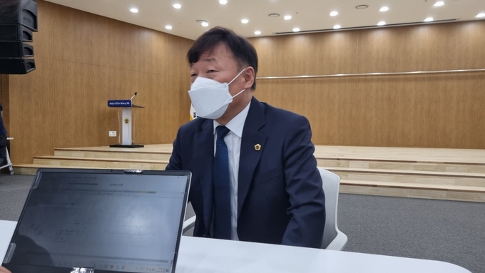 남종섭(용인4) 도의원이 16일 도의회 대회의실에서 당내 투표로 더불어민주당 전반기 대표의원으로 선출된 후 기자들과 인터뷰를 진행하고있다. (사진=허수빈 기자)