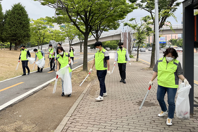 시화병원이 시흥시 군자천로 일대에서 임직원과 함께 지역사회 환경보호를 위한 ’푸른 환경 캠페인‘을 시행했다.(사진=시화병원 제공)