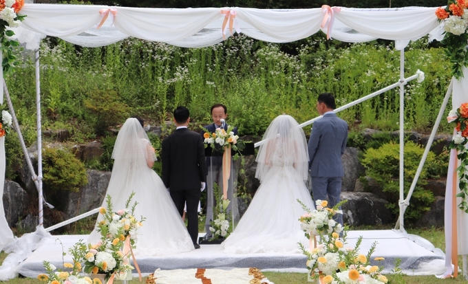 김용웅 파주경찰서장이 주례로서 탈북민 합동결혼식을 주관하고 있다.(사진=파주경찰서 제공)