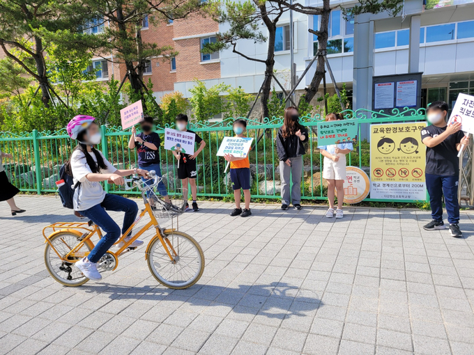 남양주 다산한강초등학교 학생회, 학부모회, 교직원회가 함께 어린이들의 안전한 등하교를 위한 교통안전 캠페인을 운영했다.(사진=구리남양주교육지원청 제공)