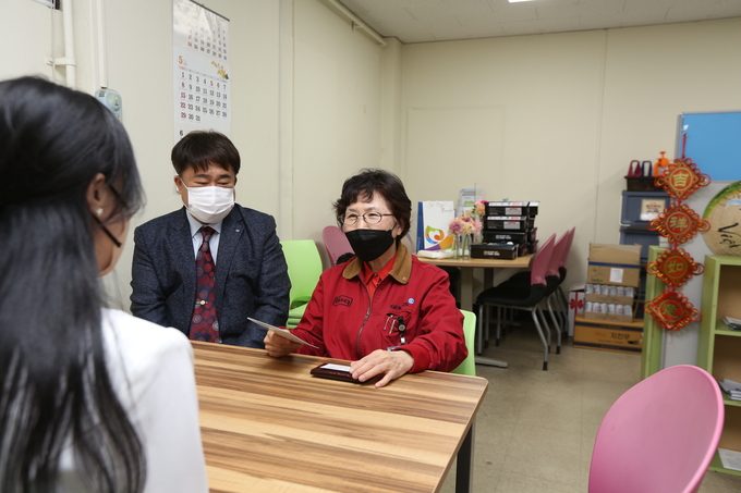 윤경주 부회장이 성남시다문화가족지원센터를 방문해 BBQ 치킨릴레이를 이어가고 있다. (사진=희망등대 제공)