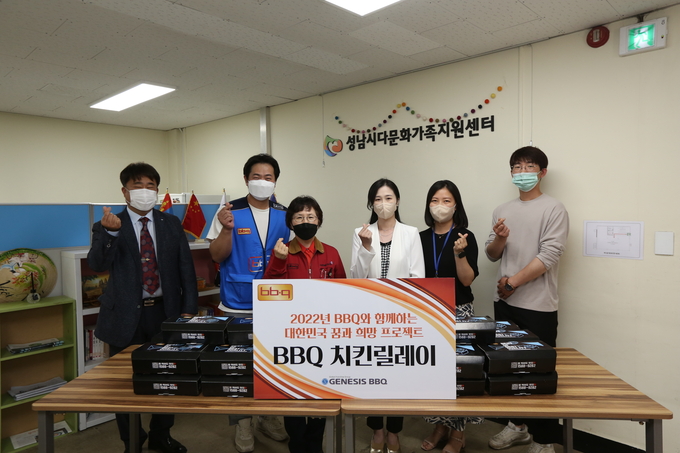 윤경주 부회장(사진 가운데 왼쪽)이 성남시다문화가족지원센터를 방문해 격려하며 화이팅을 하고 있다. (사진=희망등대 제공)