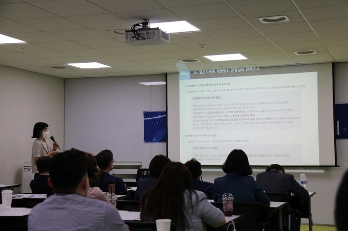 CHA-Bio MBA 4기 재학생인 일산차병원 권경숙 팀장이 ‘일산차병원의 개방병원 운영 현황 및 발전 방안’을 주제로 발표를 하고 있다. (사진=분당 차병원 제공)