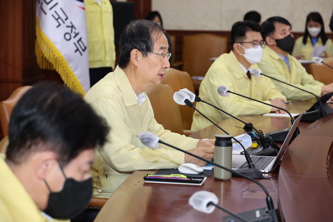 한덕수 국무총리가 17일 정부서울청사에서 열린 코로나19 대응 중앙재난안전대책본부 회의를 주재하고 있다. (사진=연합뉴스 제공)