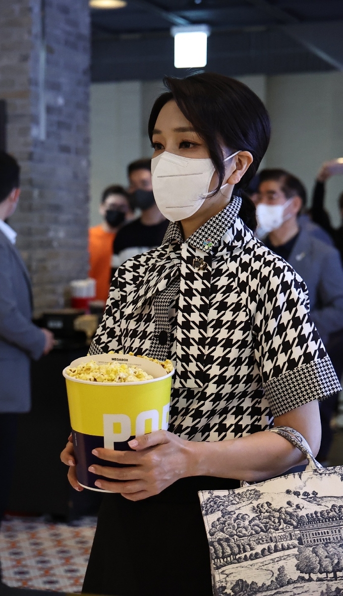 영화 '브로커' 관람 나선 김건희 여사. (사진=대통령실 제공) 