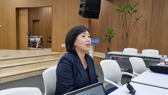 곽미숙(고양6) 도의원이 17일 도의회 대회의실에서 국민의힘 전반기 대표의원으로 선출된 후 기자들과 인터뷰를 진행하고있다. (사진=허수빈 기자)