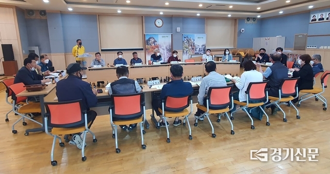 화현면사무소 대강당에서 이장협의회를 대상으로 주민설명회가 열리고 있다. (사진=포천시 제공)