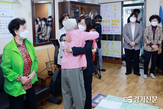 김보라 시장이 마을조직화 아카데미를 방문한 모습(사진=안성시 제공)