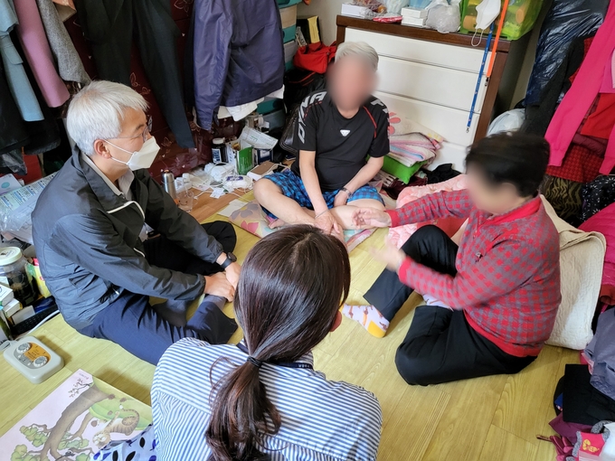 별내동 찾아가는보건복지팀이 대상 가구를 직접 찾아가 주거환경 및 건강관리 상태를 살피고 있다.(사진=남양쥐 제공)