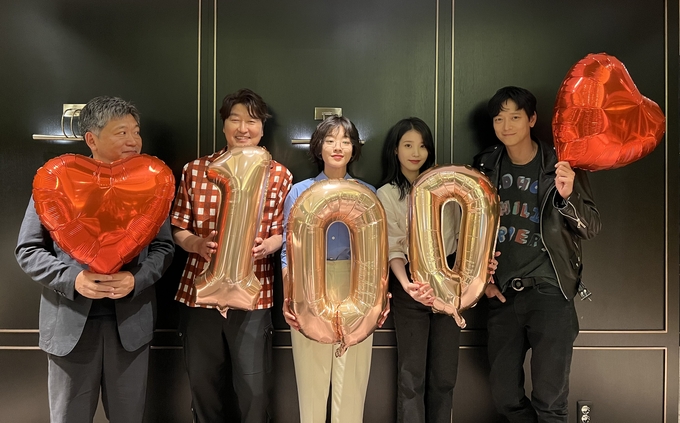 영화 '브로커' 100만 관객 돌파 기념 인증 사진. (사진=CJ ENM 제공)
