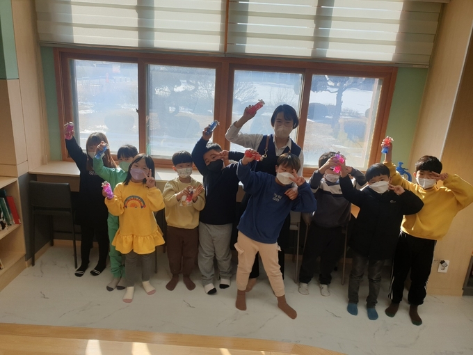 방학 중에도 아이들은 도서관에 모여 다양한 창작 프로그램을 즐겼다. (사진=포천외북초등학교 제공)