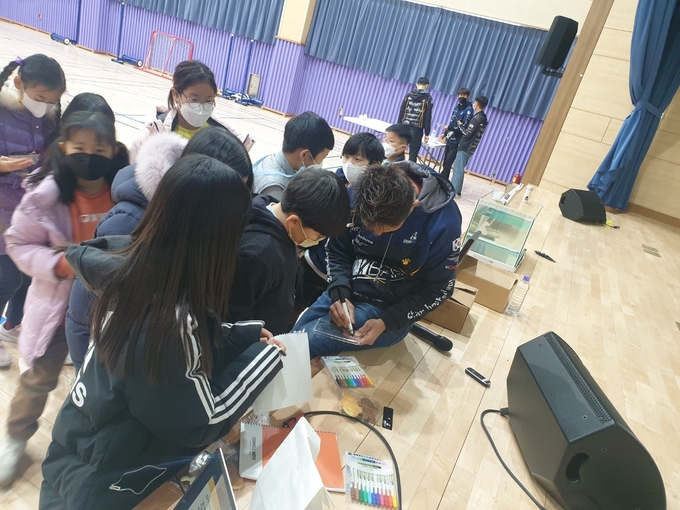 미국 리그에서 활동중인 양영곤 프로낚시선수가 아이들과 '진로 독서 체험' 프로그램을 함께하고 있다. (사진=포천외북초등학교 제공)