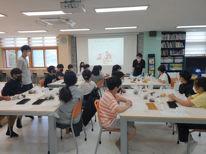 작년 가을 추석 즈음 생각꿈터 도서관에서 아이들이 '송편 만들기 체험'을 했다. (사진=포천외북초등학교 제공)