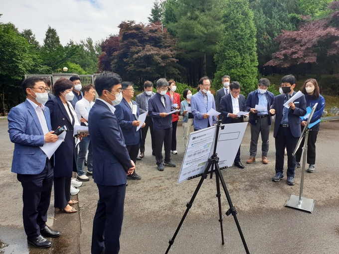 민선8기 과천시장직 인수위원회가 송전탑(과천변전소) 현장을 방문, 관계자로 부터 설명을 듣고 있다.(사진=과천시장직 인수위원회 제공)
