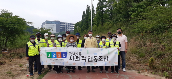 시흥시 정왕1동 행정복지센터는 지난 17일 정왕1동 사회적협동조합과 함께 시흥천 환경정화활동에 나섰다.(사진=시흥시 제공)