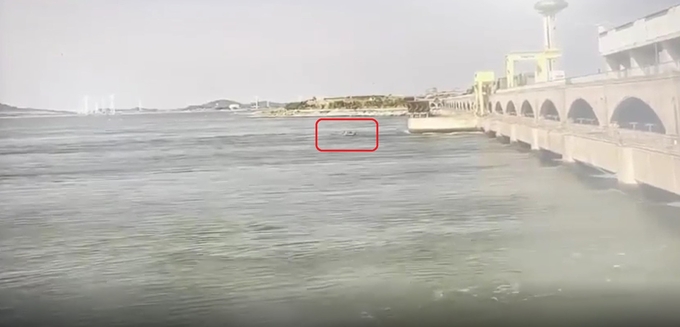 지난 12일 시화방조제에서 낚시하던 고무보트가 방조제 배수로 인해 배수관문으로 빨려들어갔다. (영상=평택해양경찰서 제공)