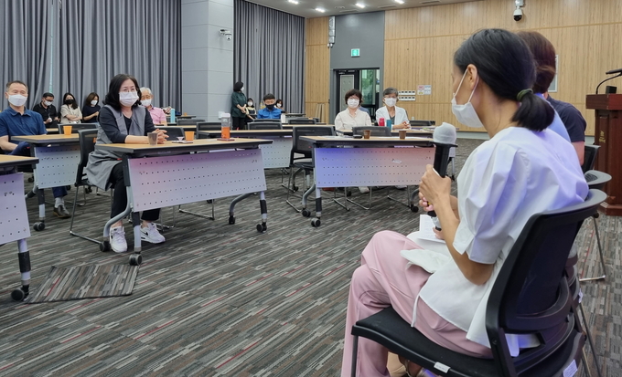전쟁 두 번 겪은 우크라이나 고려인 피난민 박마리나씨가 전쟁의 참상에 대한 이야기를 하고 있다. (사진=수원시 제공)
