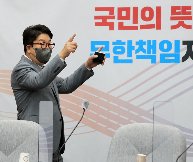 국민의힘 권성동 원내대표가 지난 17일 국회에서 열린 원내대책회의에 참석하며 당 관계자와 대화하고 있다. (사진=연합뉴스 제공)