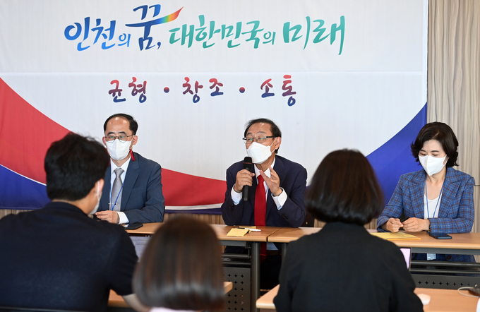 정유섭 인천시장직 인수위원장이 기자간담회에서 취임식 관련 일정을 전달하고 있다. ( 사진 = 유정복 인천시장직 인수위원회 제공 )