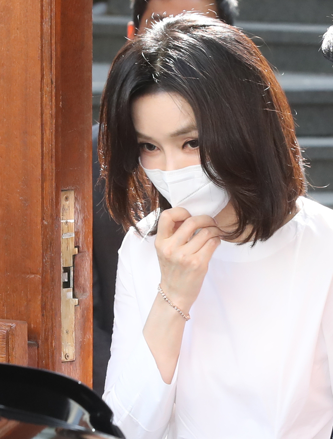 윤석열 대통령 부인 김건희 여사가 16일 오후 고 전두환 전 대통령 부인 이순자 씨를 예방한 뒤 서울 서대문구 연희동 자택을 나서고 있다. (사진=연합뉴스 제공)