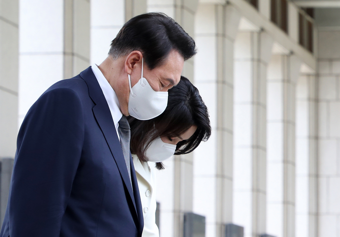 윤석열 대통령과 김건희 여사가 17일 서울 용산구 전쟁기념관에서 열린 국가유공자ㆍ보훈가족 초청 오찬에 앞서 국군 전사자 명비를 찾아 지난해 10월 백마고지에서 유해로 발굴된 고(故) 조응성 하사의 명비 앞에서 묵념하고 있다. (사진=대통령실통신사진기자단 제공)