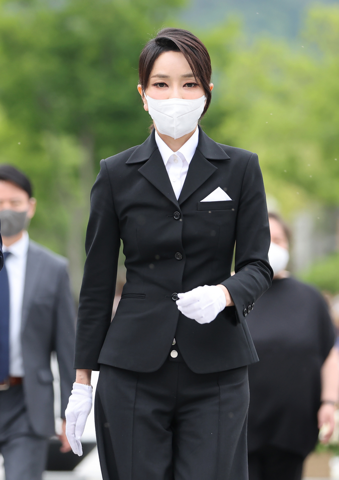 윤석열 대통령의 배우자 김건희 여사가 13일 오후 경남 김해시 진영읍 봉하마을을 방문해 고(故) 노무현 전 대통령 묘역을 참배하고 있다. (사진=연합뉴스 제공)