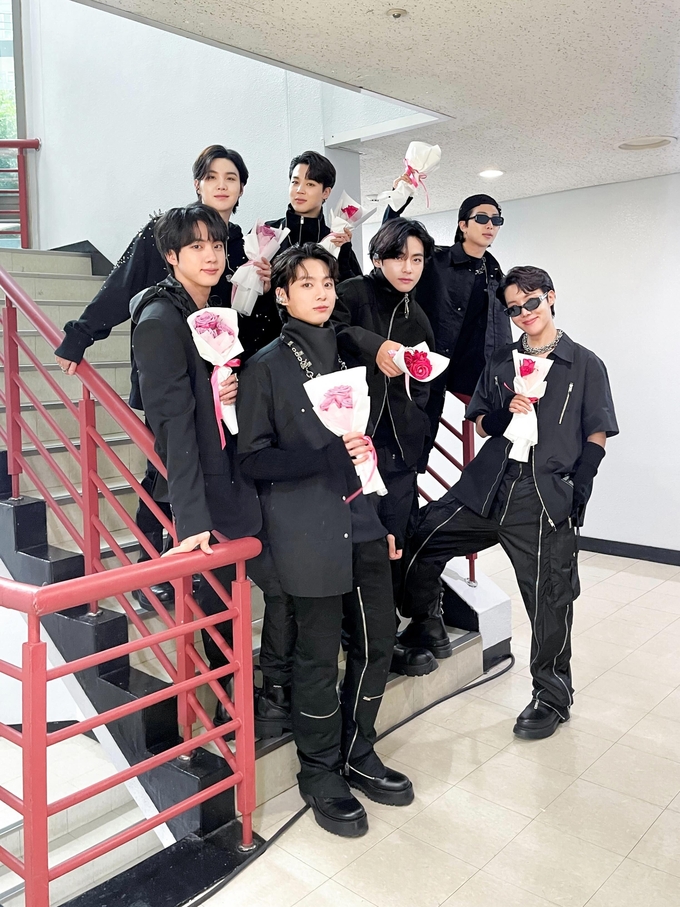 방탄소년단의 '인기가요' 인증 사진. (사진=방탄소년단 공식 트위터 캡처)