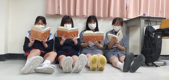  동남고등학교 학생들이 독서의 시간을 갖고 있다. (사진=동남고등학교 제공)