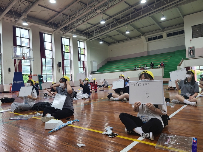  동남고등학교 학생들이 '반딧불이'프로그램 중 '독서 골든벨에 참여하고 있다. (사진=동남고등학교 제공)