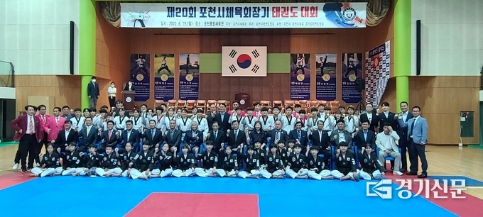 개회식이 마친 후 참석 내빈들과 시범 학생들이 기념촬영하고 있다. (사진=문석완 기자)