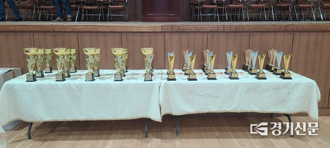 입상자들에게 돌아갈 우승컵들이 주인을 기다리고 있다. (사진=문석완 기자)