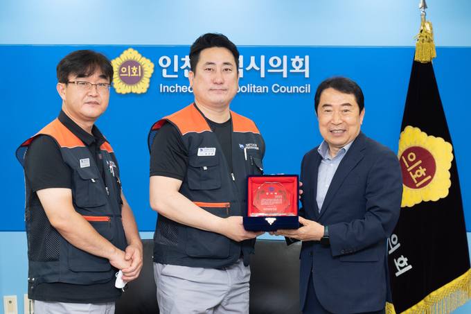 20일 지엠테크니컬센터코리아 임직원들이 인천시의회를 방문해 신은호 인천시의장에게 감사패를 전달하고 기념촬영을 하고 있다. ( 사진 = 인천시의회 제공 )