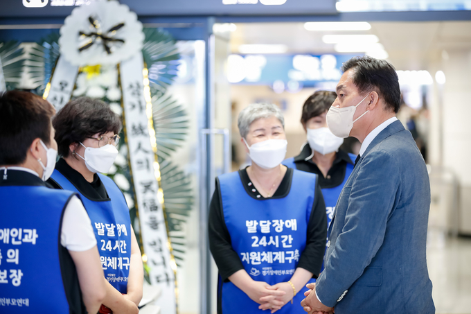 이재준 수원특례시장 당선인이 18일 ‘발달·중증 장애인 참사 경기도 분향소’에서 헌화하고 ‘발달장애인 부모연대’와 이야기를 나눴다. (사진=인수위 제공)