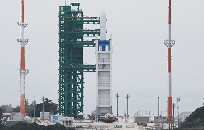 한국형 발사체 누리호(KSLV-Ⅱ) 2차 발사 예정일을 하루 앞둔 20일 전남 고흥군 나로우주센터 발사대에 누리호가 기립 및 고정작업이 완료돼 있다. (사진=사진공동취재단/연합뉴스)