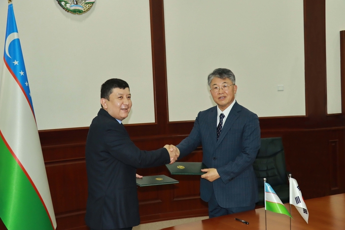 지난 6월9일 우즈베키스탄 경제발전부에서 진행된 아주대학교와 GSBE 간의 협약 체결식에서 압디나자로프 보부르(Abdinazarov Bobur) 경제발전부 차관·GSBE 원장(왼쪽)과 최기주 아주대 총장(오른쪽)이 악수를 나누고 있다. (사진=아주대학교 제공)