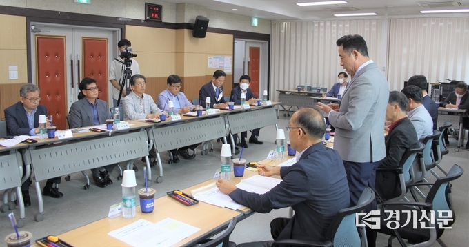 백영현 포천시장 당선인이 포천상공회의소(회장 이민형)를 찾아 간담회에서 인사말을 하고 있다. (사진=포천시장직인수위원회 제공)