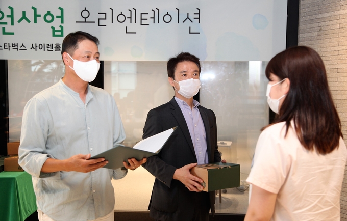 스타벅스 2022년 자립준비청년 지원사업 증서 전달식. (사진=스타벅스코리아 제공)