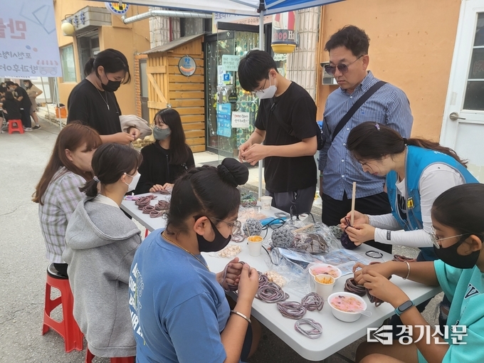 이동면 어린이들이 ‘다시찾아온마켓’의 체험활동을 즐기고 있다. (사진=포천시 제공)