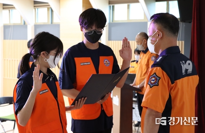 청소년 소방대원 대표들이 선서를 하고 있다. (사진=포천소방서 제공)