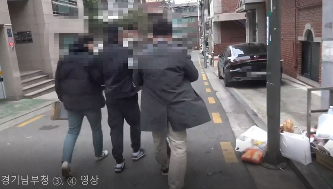 이번에 단속에서 온라인과 결합한 기업형 성매매 조직도 적발됐다. 이들 조직은 2020년 4월부터 약 2년간 온라인 성매매 홍보 누리집 운영을 하면서 서울 강남 일대의 오프라인 성매매 업소도 함께 운영했다. 사진은 성메매 업주 현장 체포 모습. (사진=경기남부경찰청 영상 캡쳐)