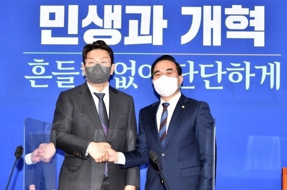 박홍근 더불어민주당 원내대표가 지난 4월11일 오후 국회에서 권성동 국민의힘 신임 원내대표의 예방을 받고 악수하고 있다. (사진=연합뉴스 제공)