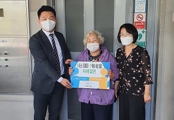 ㈜영종오렌지 김기열 대표가 운서동 소재 경로당을 찾아 자매결연 현판을 전달하고 있다. ( 사진 = 중구청 제공 )