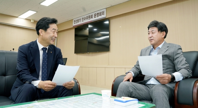 방세환(우쯕) 광주시장 당선인과 이상택(좌쯕) 인수위원장이 민선 8기 핵심키워드인 교통 문제개선, 불합리한 규제개혁, 지역경제 활성화와 행정혁신 등에 대한 공약과 실천 과제를 보고 하고 있다.(사진=광주시 제공)